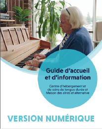 Une femme âgée aux cheveux blancs joue du piano dans un environnement lumineux avec des plantes en arrière-plan. Un encadré bleu affiche le texte 'Guide d'accueil et d'information – Centre d'hébergement et de soins de longue durée et Maison des aînés et alternative'. En bas, il est écrit 'VERSION NUMÉRIQUE'.